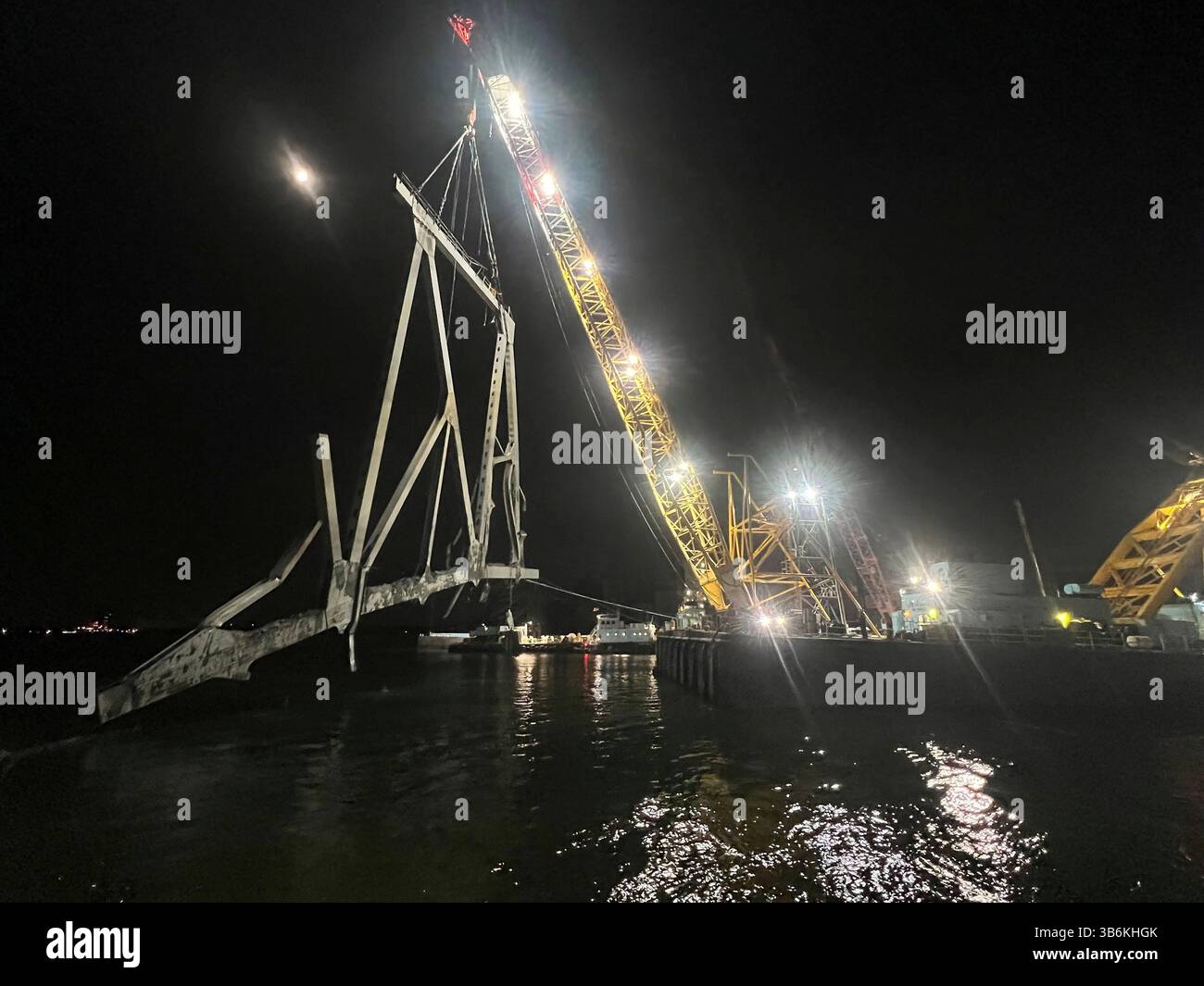 22 aprile 2024, Dundalk, MD, Stati Uniti d'America: Le chiatte di salvataggio rimuovono il relitto del Francis Scott Key Bridge crollato dal fiume Patapsco sul canale di Fort McHenry, 22 aprile 2024, vicino a Dundalk, Maryland. Il ponte è stato colpito dalla nave container MV Dali da 984 piedi il 26 marzo e crollò uccidendo sei lavoratori. (Immagine di credito: © po 2 Ronald Hodges/U.S. Coast/Planet Pix tramite ZUMA Press Wire) Foto Stock
