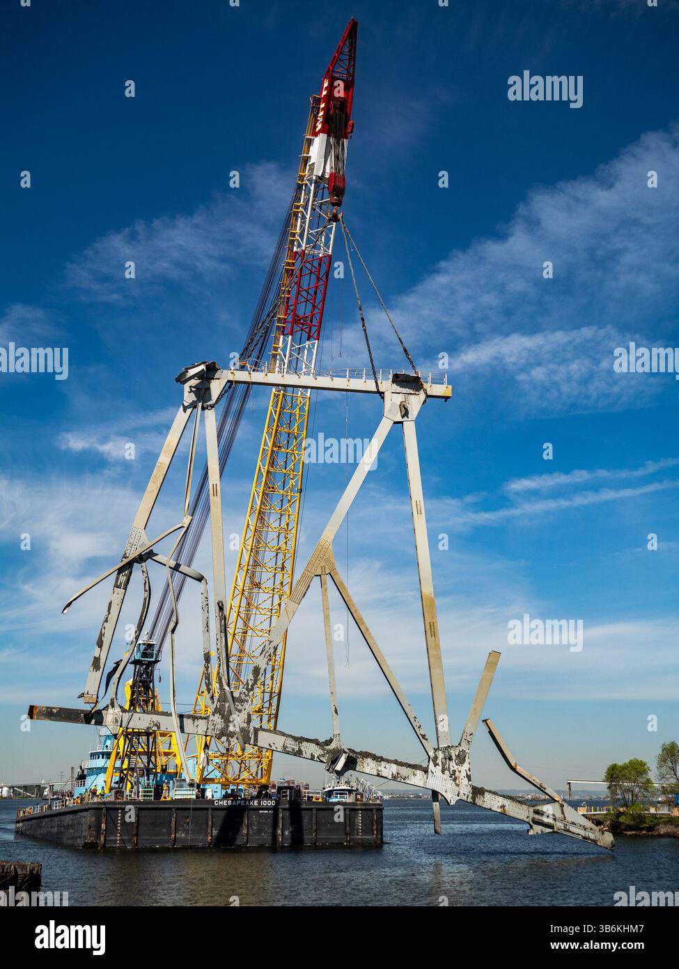 23 aprile 2024, Dundalk, MD, Stati Uniti d'America: La massiccia chiatta con gru Chesapeake 1000 rimuove un grosso pezzo di capriata dal crollato Francis Scott Key Bridge per ripristinare le operazioni al porto di Baltimora, 23 aprile 2024, vicino a Dundalk, Maryland. Il ponte è stato colpito dalla nave container MV Dali da 984 piedi il 26 marzo e crollò uccidendo sei lavoratori. (Immagine di credito: © Charles Delano/U.S. Army/Planet Pix tramite ZUMA Press Wire) Foto Stock
