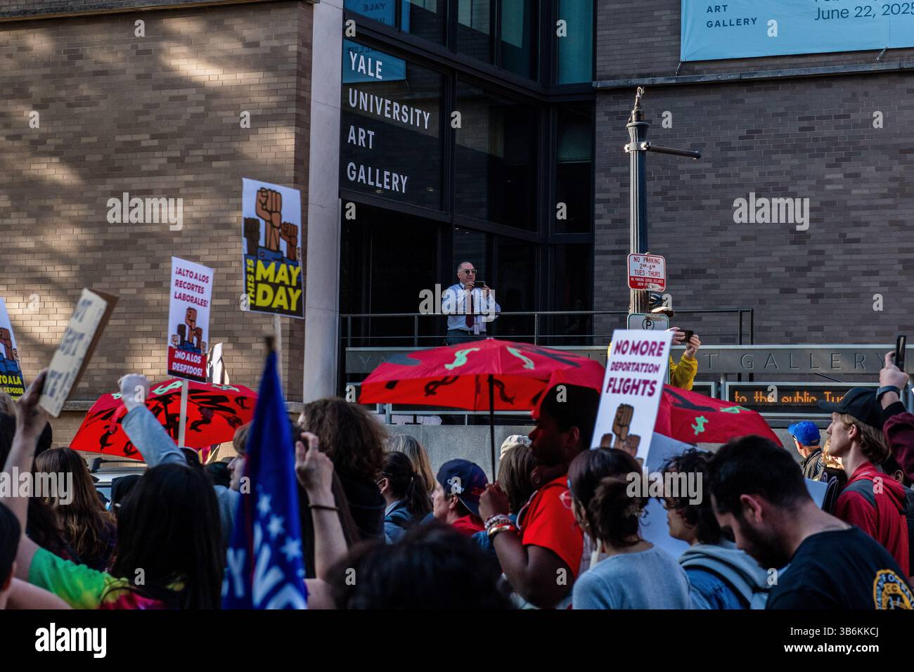 New Haven, Stati Uniti. 1° maggio 2025. Il giorno di maggio marcia e protesta in tutto il paese. Il giorno di maggio, centinaia di persone si sono riunite intorno all'Università di Yale per marciare a sostegno dei diritti dei lavoratori e delle questioni sociali globali. Credito: SOPA Images Limited/Alamy Live News Foto Stock