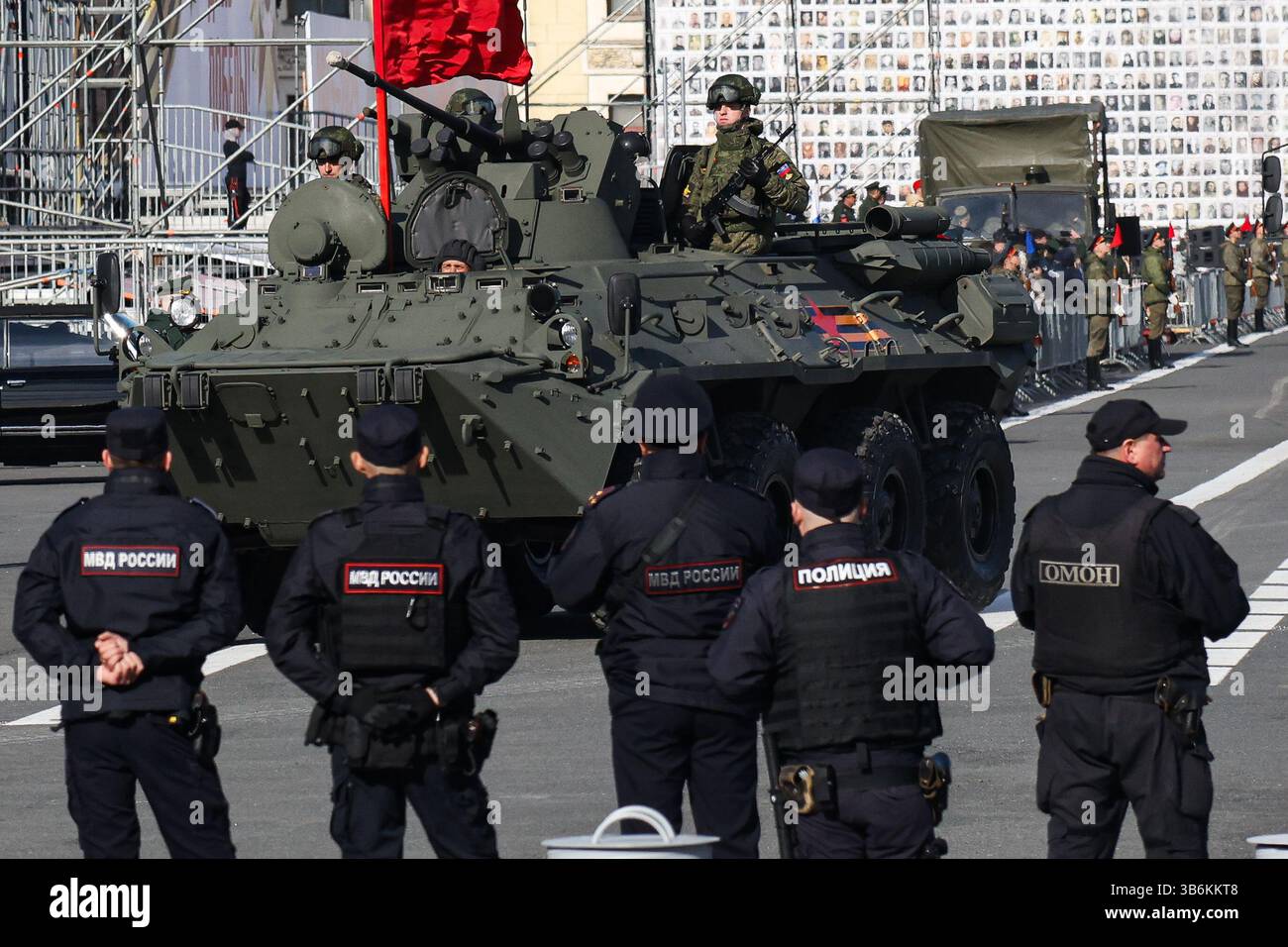 BTR-82A alla prova della Parata della Vittoria in Piazza del Palazzo a San Pietroburgo. Una prova per la Parata del giorno della Vittoria il 9 maggio si è tenuta in Piazza del Palazzo a San Pietroburgo. Quest'anno, la Russia celebra una data storica: 80 anni dal giorno della Vittoria nella grande Guerra Patriottica. La prova presentava una varietà di attrezzature militari, coprendo un'ampia gamma di modelli storici, dalla guerra ai sistemi moderni. Colonne di piedi che rappresentavano il personale militare marciavano attraverso la piazza con bandiere che sventolavano. Il 17 gennaio 2025, il presidente russo Vladimir Putin ha dichiarato il 2025 l'anno del difensore della Foto Stock