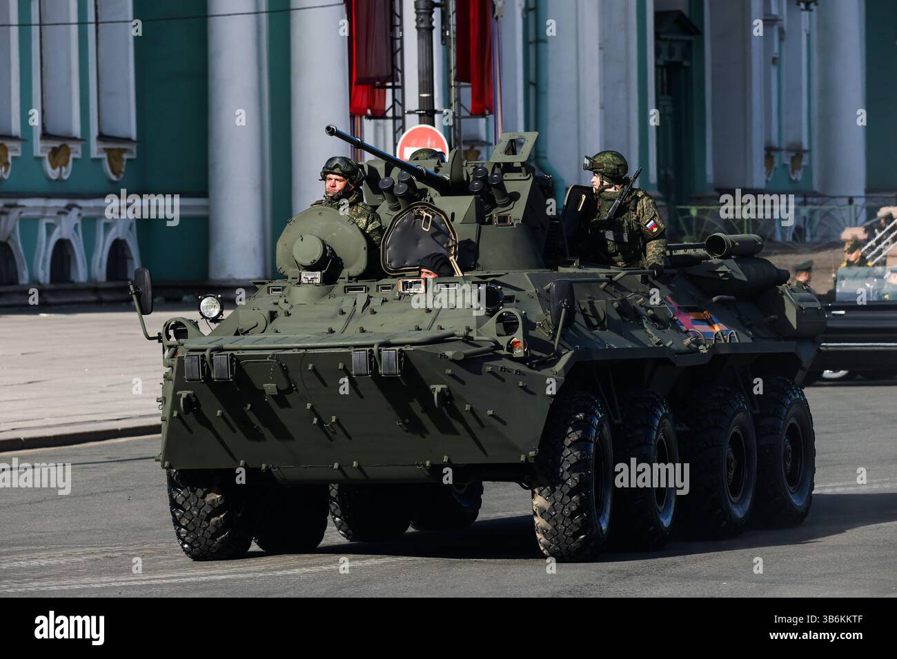 BTR-82A alla prova della Parata della Vittoria in Piazza del Palazzo a San Pietroburgo. Una prova per la Parata del giorno della Vittoria il 9 maggio si è tenuta in Piazza del Palazzo a San Pietroburgo. Quest'anno, la Russia celebra una data storica: 80 anni dal giorno della Vittoria nella grande Guerra Patriottica. La prova presentava una varietà di attrezzature militari, coprendo un'ampia gamma di modelli storici, dalla guerra ai sistemi moderni. Colonne di piedi che rappresentavano il personale militare marciavano attraverso la piazza con bandiere che sventolavano. Il 17 gennaio 2025, il presidente russo Vladimir Putin ha dichiarato il 2025 l'anno del difensore della Foto Stock