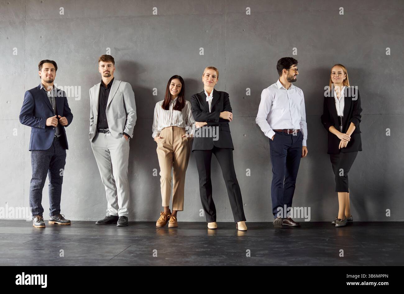 Ritratto di gruppo di colleghi felici in ufficio Foto Stock