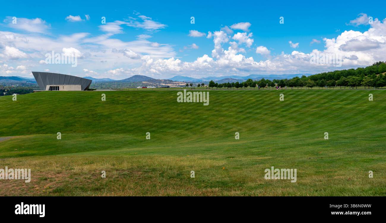 Un'immagine panoramica del prato tagliato in erba e del Margaret Whitlam Pavilion al National Arboretum di Canberra, Australia Foto Stock