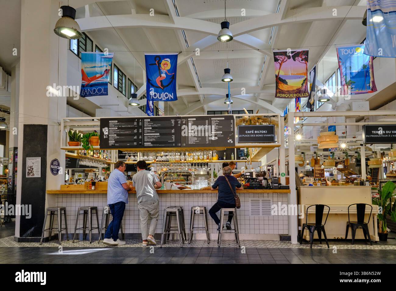 Francia, Var, Tolone, le vecchie sale municipali in stile Art-Deco trasformate in "sale gourmet" Foto Stock