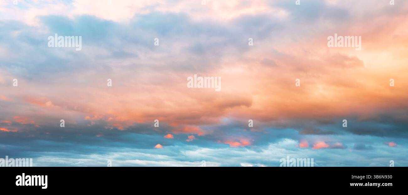 Panorama widescreen del cielo del tramonto dopo che il Sole è sceso sotto l'orizzonte. Solo il cielo sopra l'orizzonte. Cirrus Low Clouds. Tramonto drammatico. Foto Stock