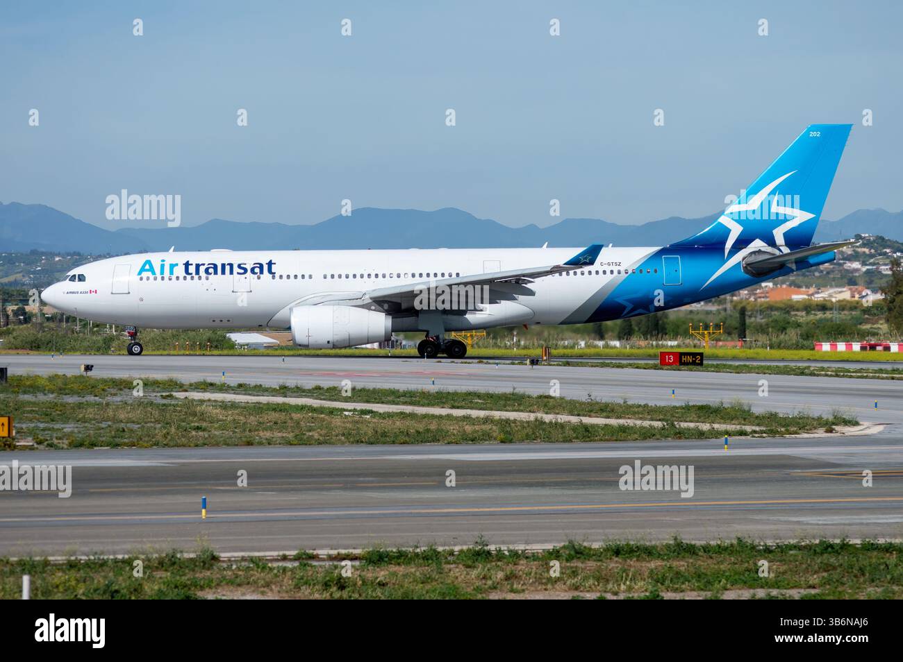 Airbus A330-200 della compagnia aerea canadese Air Transat, aereo di linea a lungo raggio presso l'aeroporto di Málaga Costa del Sol, registrazione C-GTSZ Foto Stock