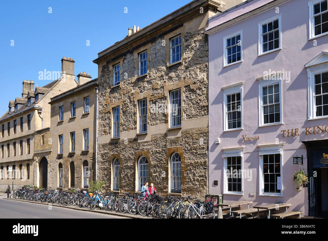 Biciclette parcheggiate su Parks Road nel centro di Oxford Foto Stock