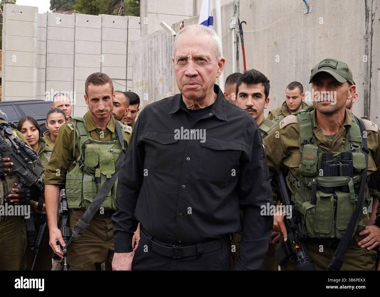 11 novembre 2023, distretto settentrionale, Israele: Il ministro della difesa israeliano YOAV GALANT visita il confine settentrionale di Israele completando una valutazione della situazione vicino al confine con il Libano con il comandante della divisione 91 dell'IDF e gli alti ufficiali che prestano servizio nella regione. Gallant tenne anche una discussione aperta con i soldati e i riservisti di stanza nell'area. Israele è impegnato in scontri militari con Hezbollah mentre il gruppo sciita sostiene Hamas nella guerra a Gaza. (Immagine di credito: © Ariel Hermoni/Israel Mod via ZUMA Press Wire) Foto Stock