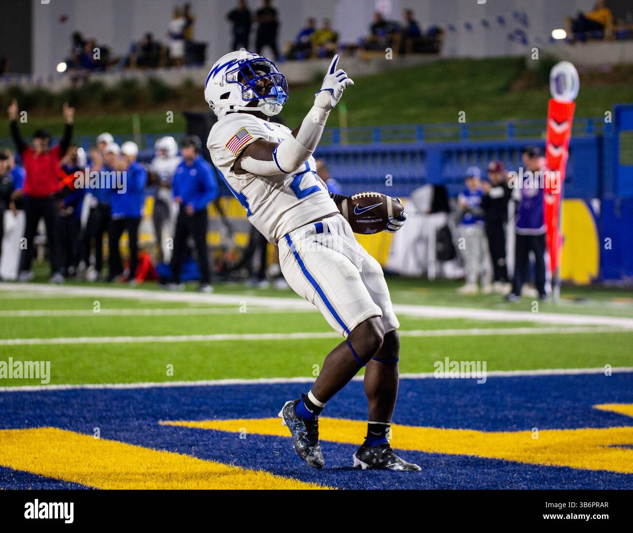 22 settembre 2023 San Jose, CA il running back John Lee Eldridge III (24) dell'Air Force reagisce ai tifosi dell'Air Force dopo un touchdown durante la partita di football NCAA tra gli Air Force Falcons e i San Jose State Spartans. L'Air Force ha battuto San Jose 45-20 al CEFCU Stadium di San Jose, CA. Thurman James / CSM (immagine di credito: © Thurman James/CSM tramite ZUMA Press Wire) Foto Stock