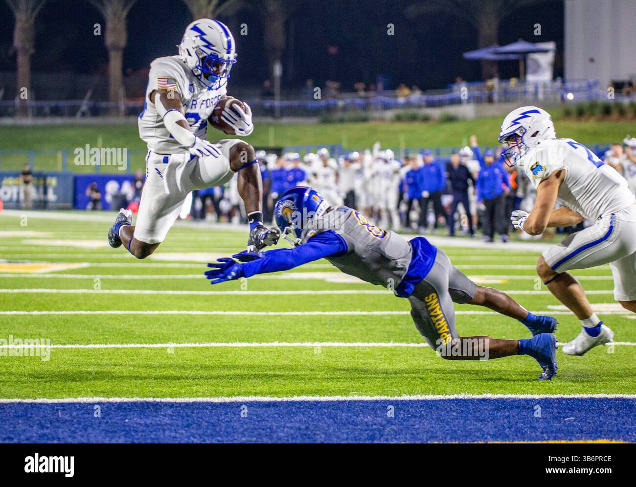 22 settembre 2023 San Jose, CA, il running back John Lee Eldridge III (24) dell'aeronautica statunitense passa in volo per un touchdown durante la partita di football NCAA tra gli Air Force Falcons e i San Jose State Spartans. L'Air Force ha battuto San Jose 45-20 al CEFCU Stadium di San Jose, CA. Thurman James / CSM (immagine di credito: © Thurman James/CSM tramite ZUMA Press Wire) Foto Stock