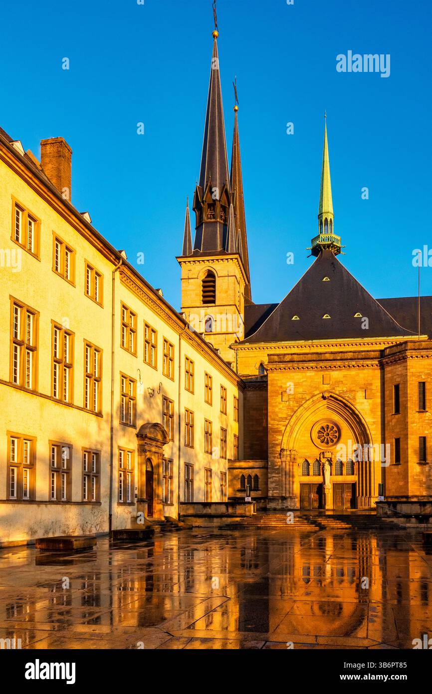 Portale occidentale della cattedrale di Notre-Dame in Lussemburgo, con dettagli neogotici e rosone. Situato a Lussemburgo. Foto Stock