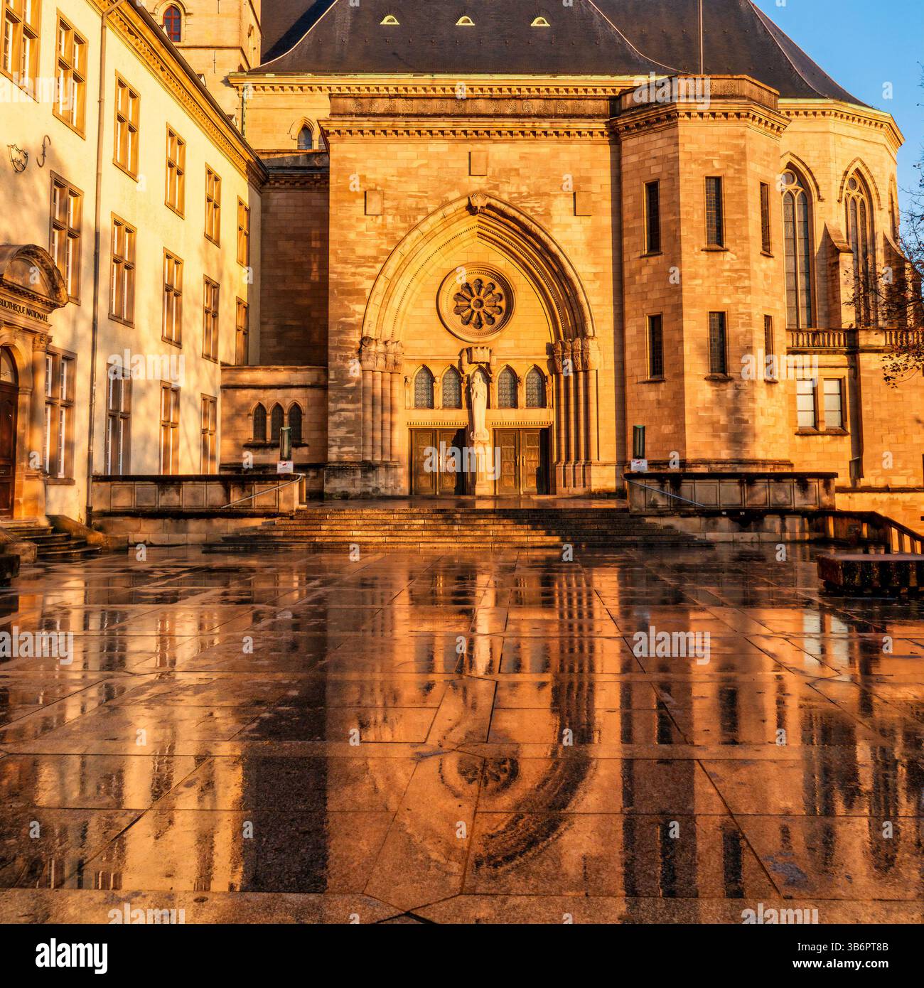 Portale occidentale della cattedrale di Notre-Dame in Lussemburgo, con dettagli neogotici e rosone. Situato a Lussemburgo. Foto Stock
