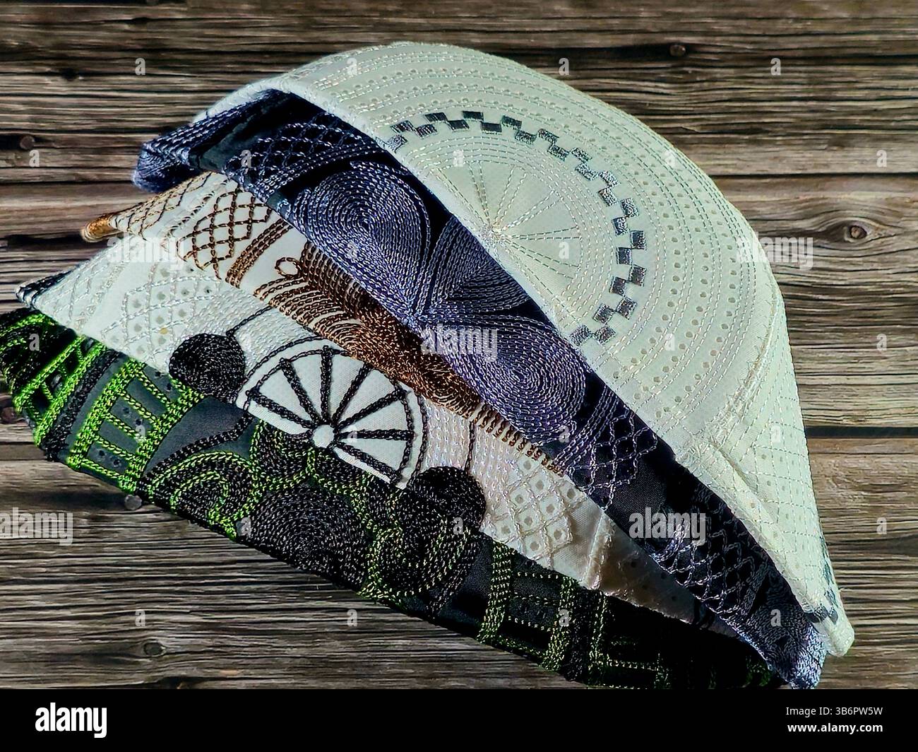 Cappellini islamici o Taqiyah, tagiyah o araqchin, un berretto corto e arrotondato indossato da uomini musulmani, indicato come Kufi, profondamente radicato nel significato Foto Stock