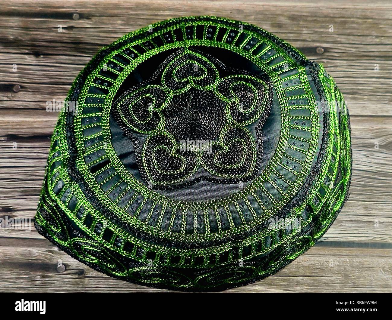 Cappello islamico o Taqiyah, tagiyah o araqchin, un berretto corto e arrotondato indossato da uomini musulmani, indicato come Kufi, profondamente radicato significato in i Foto Stock