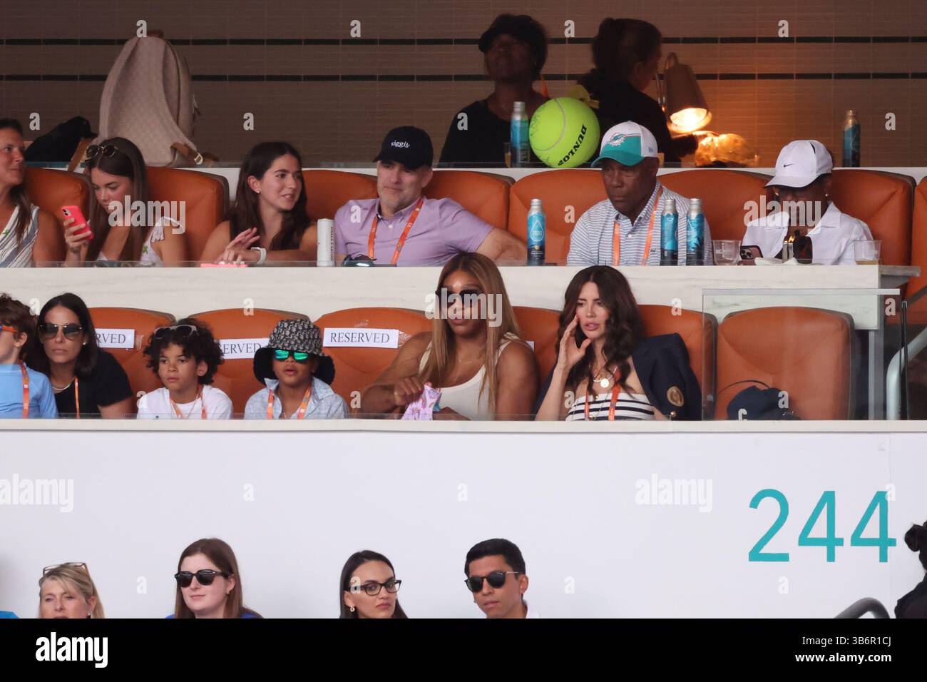 29 marzo 2024, Miami Gardens, Florida, Stati Uniti d'America: MIAMI GARDENS, FLORIDA - MARZO 29: Serena Williams prova le figlie extra Small Barbi Jacket nella suite VIP con Demarri Eddie e il compagno di giochi Hope Dworaczyk Smith mentre guardano Daniil Medvedev dalla Russia competere contro Jannik Sinner dall'Italia durante le semifinali dei singoli maschili del 2024 Miami Open all'Hard Rock Stadium il 29 marzo 2024 a Miami Gardens, Florida. ...Persone: Serena Williams (immagine di credito: © SMG via ZUMA Press Wire) Foto Stock