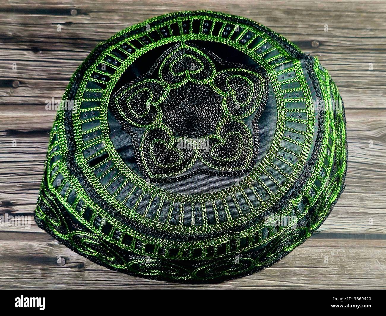 Cappello islamico o Taqiyah, tagiyah o araqchin, un berretto corto e arrotondato indossato da uomini musulmani, indicato come Kufi, profondamente radicato significato in i Foto Stock