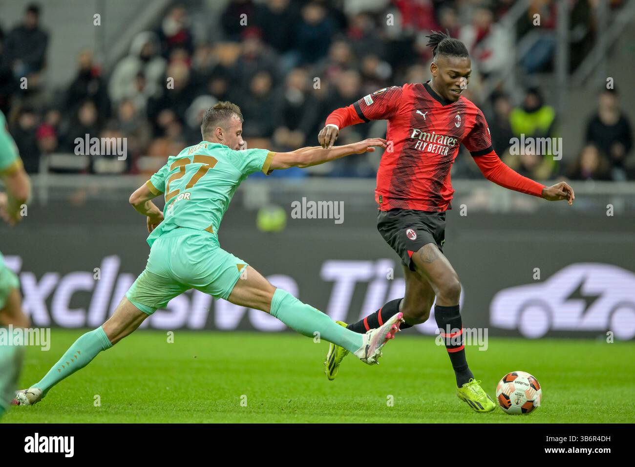 7 marzo 2024, Milano, null, Italia: Milano, Italia. 7 marzo 2024. Rafael Leao (10) dell'AC Milan e Tomas Vlcek (27) dello Slavia Praga visto durante la partita di UEFA Europa League tra l'AC Milan e lo Slavia Praga al San Siro di Milano. (Immagine di credito: © Gonzales Photo/Gonzales Photo tramite ZUMA Press) Foto Stock