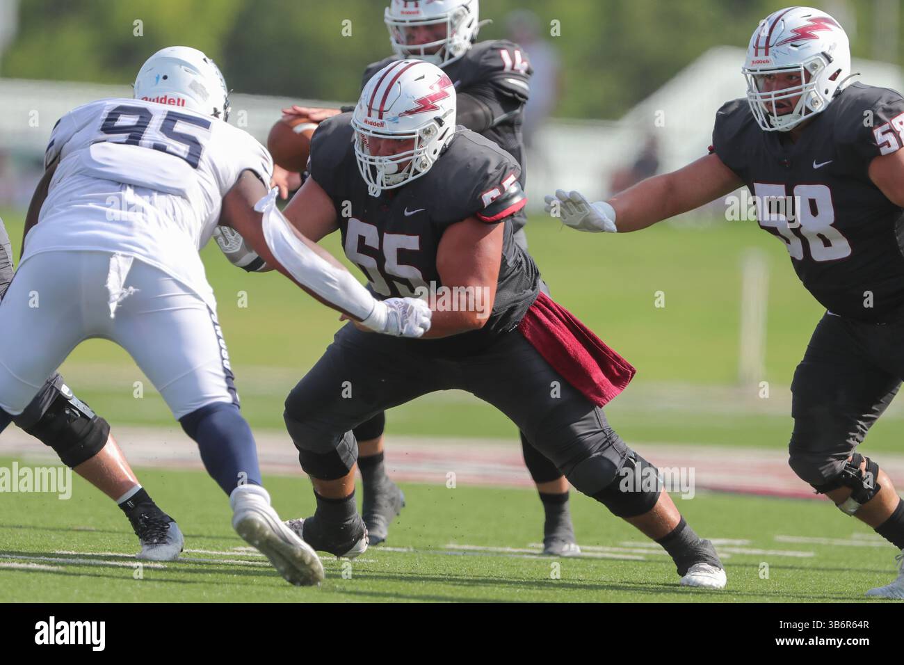 23 settembre 2023: La Southern Nazarine University Crimson Storm Offensive Line Zach Cizek (65) blocca i Bulldogs della Southwestern Oklahoma State University DL Johnny Scales (95) durante la partita di football NCAA tra i Southwestern Oklahoma State University Bulldogs e la Southern Nazarene University Crimson Storm allo SNU Stadium di Bethany, Oklahoma. Ron Lane/CSM (immagine di credito: © Ron Lane/CSM tramite ZUMA Press Wire) Foto Stock