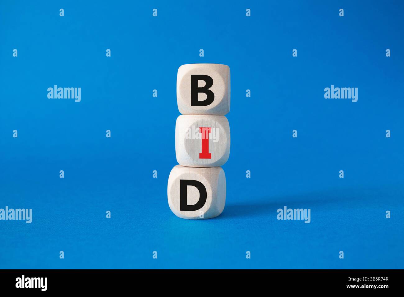 Simbolo DI OFFERTA. Parola concettuale BID su blocchi di legno. Bellissimo sfondo blu. Business e OFFERTA. Copia spazio Foto Stock