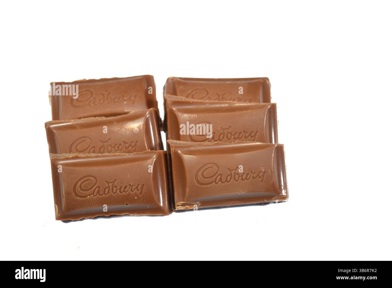 Cairo, Egitto, 15 marzo 2025: Cadbury Chocolate, ex Cadbury's e Cadbury Schweppes, una multinazionale britannica di pasticceria di proprietà di Monde Foto Stock Cairo, Egitto, 15 marzo 2025: Cadbury Chocolate, ex Cadbury's e Cadbury Schweppes, una multinazionale britannica di pasticceria di proprietà di Monde Foto Stock
