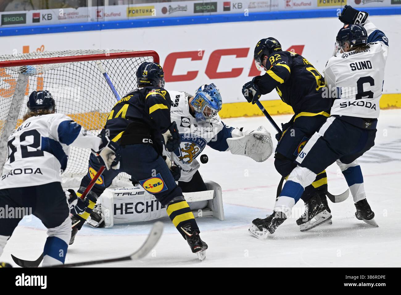 Brno, Repubblica Ceca. 4 maggio 2025. L-R Robin Salo (fin), Oscar Lindberg (SWE), portiere Juuse Saros (fin), Jesper Froden (SWE) e Tony Sund (fin) in azione durante i Giochi di hockey cechi, parte dell'Euro Hockey Tour (EHT), match Svezia vs Finlandia, a Brno, Repubblica Ceca, il 4 maggio 2025. Crediti: Vaclav Salek/CTK Photo/Alamy Live News Foto Stock