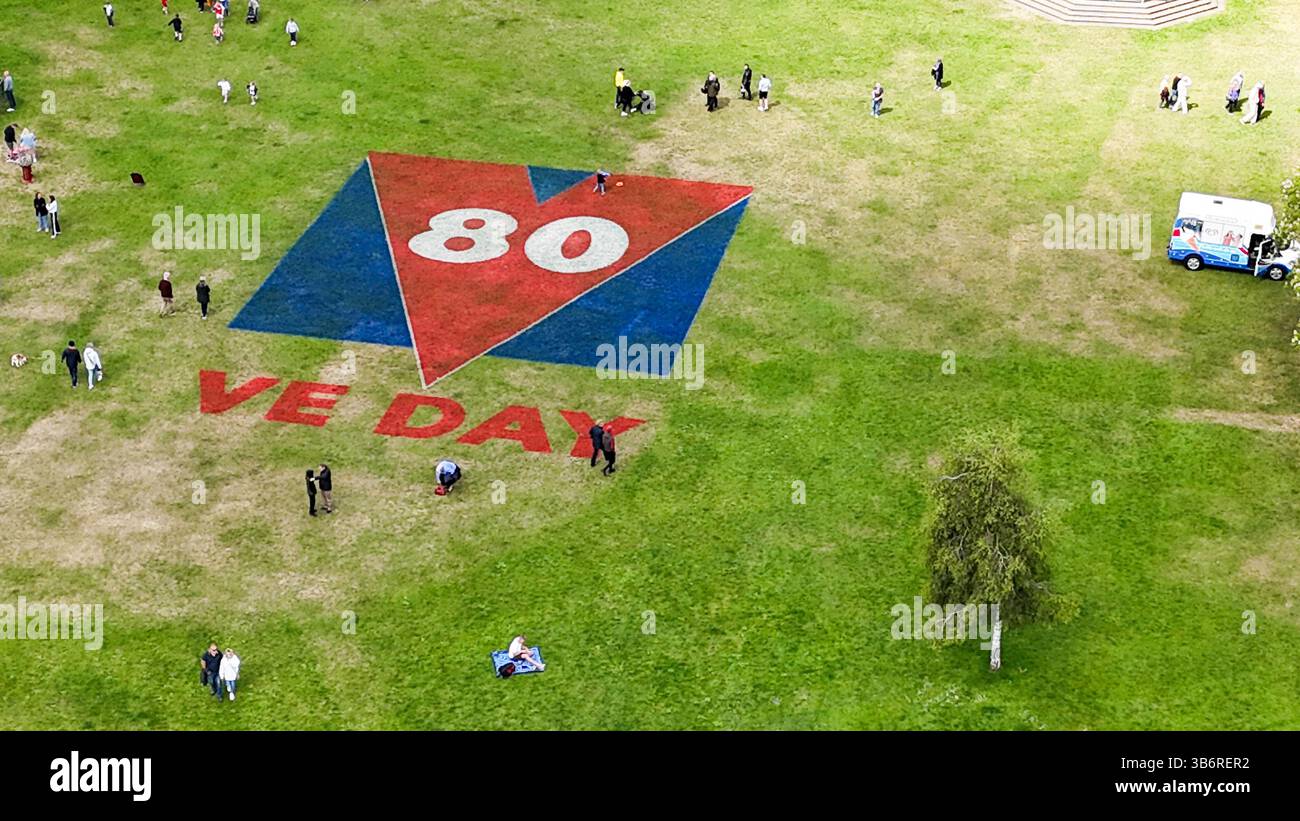Henley-on-Thames, Regno Unito. 4 maggio 2025. In preparazione del 80° anniversario delle celebrazioni del VE Day, il Mill Meadows è stato decorato con un gigantesco logo del VE Day. Crediti: Uwe Deffner/Alamy Live News Foto Stock