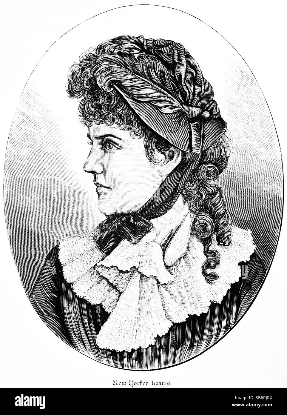 New York beaute, ritratto di una giovane bella donna in abiti estivi moderni, piccolo cappello legato con piume, fronzoli, acconciatura con ricci scuri, cestino laterale Foto Stock