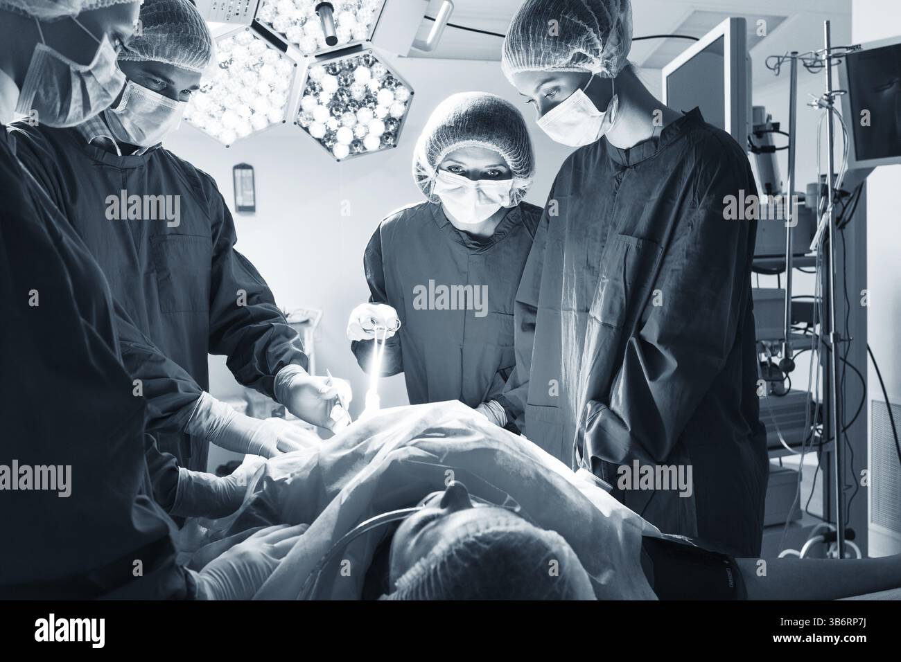 Il team di chirurgia operanti in una sala chirurgica Foto Stock