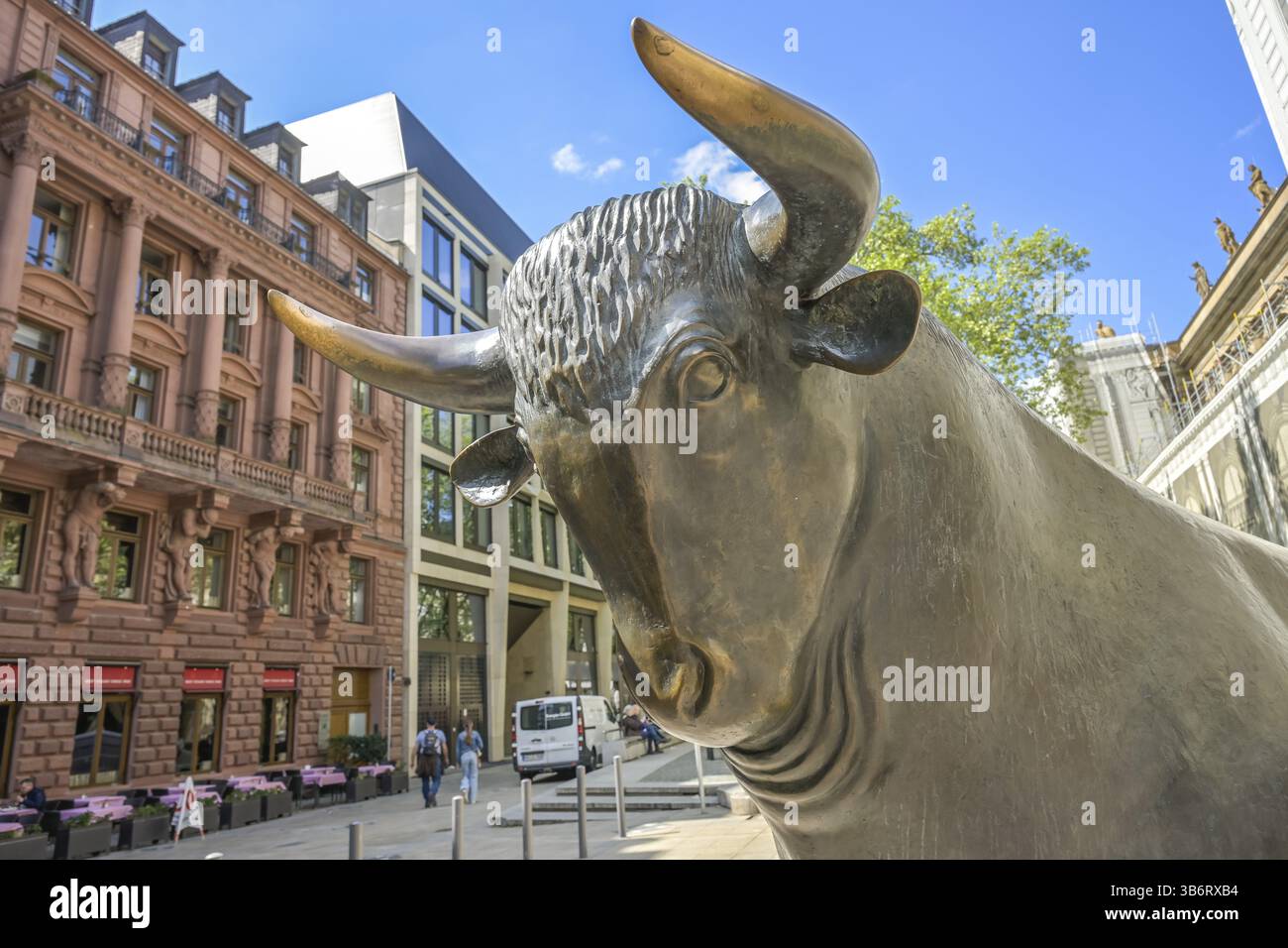 Bull, scultura in bronzo Bull and Bear, Deutsche Boerse, Boersenplatz, Francoforte sul meno, Assia, Germania, Europa Foto Stock