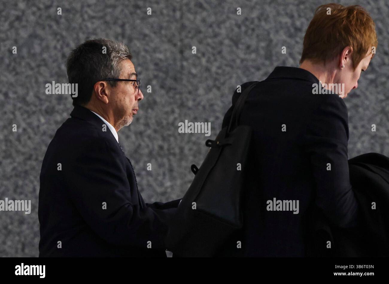 12 dicembre 2023: L'ex Chicago Ald. Daniel Solis entra nel tribunale degli Stati Uniti di Dirksen per il processo per corruzione dell'ex Ald. Edward Burke l'11 dicembre 2023, a Chicago. (Immagine di credito: © Eileen T. Meslar/Chicago Tribune via ZUMA Press Wire) Foto Stock