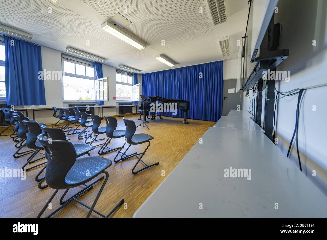 Una sala concerti vuota con un pianoforte e diverse sedie vuote. I dintorni sembrano calmi, Jugend Musiziert, Nagold, Germania, Europa Foto Stock