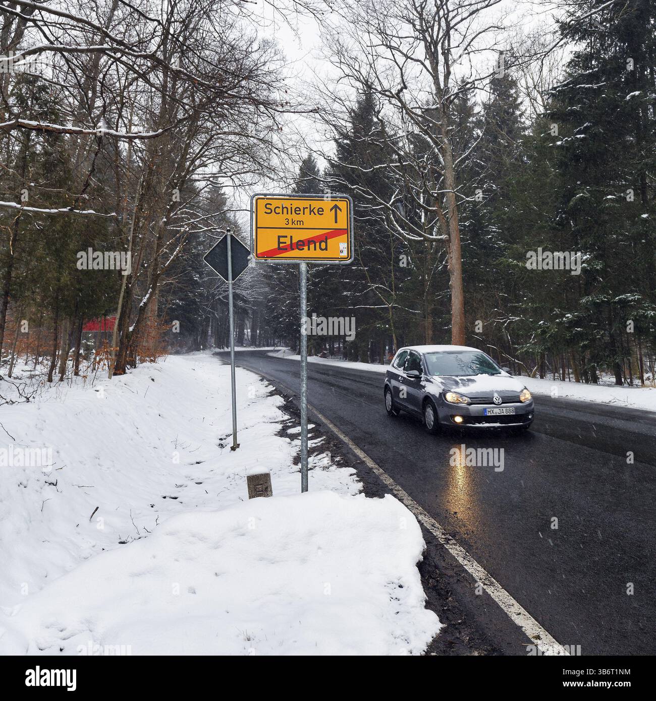 Cartello della città alla fine di Elend in direzione di Schierke, auto su strada bagnata, nevicate, clima invernale tremendo, Oberharz am Brocken, Harz National Park Foto Stock