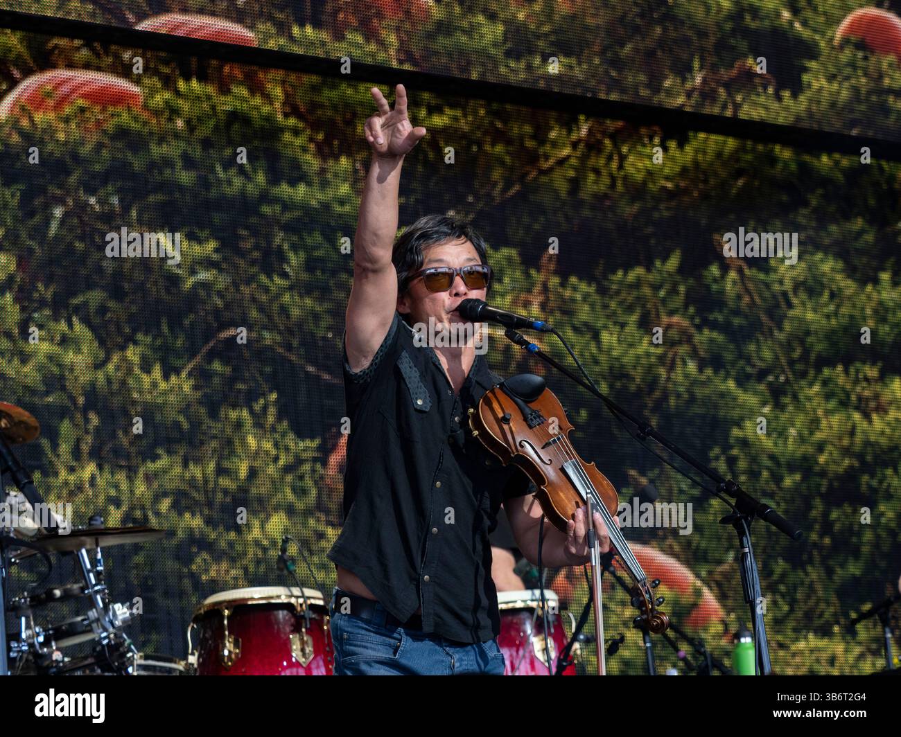 23 settembre 2023, Noblesville, Indiana, Stati Uniti d'America: MICHAEL KANG degli String Cheese Incident Signs al pubblico durante un set a Farm Aid 2023. Questo festival annuale di cibo e musica è stato progettato per sensibilizzare i contadini a conduzione familiare e per mantenere questi agricoltori sulla terra. Dal 1985, Farm Aid ha raccolto più di 70 milioni di dollari per aiutare gli agricoltori a conduzione familiare. (Immagine di credito: © sue Dorfman/ZUMA Press Wire) Foto Stock
