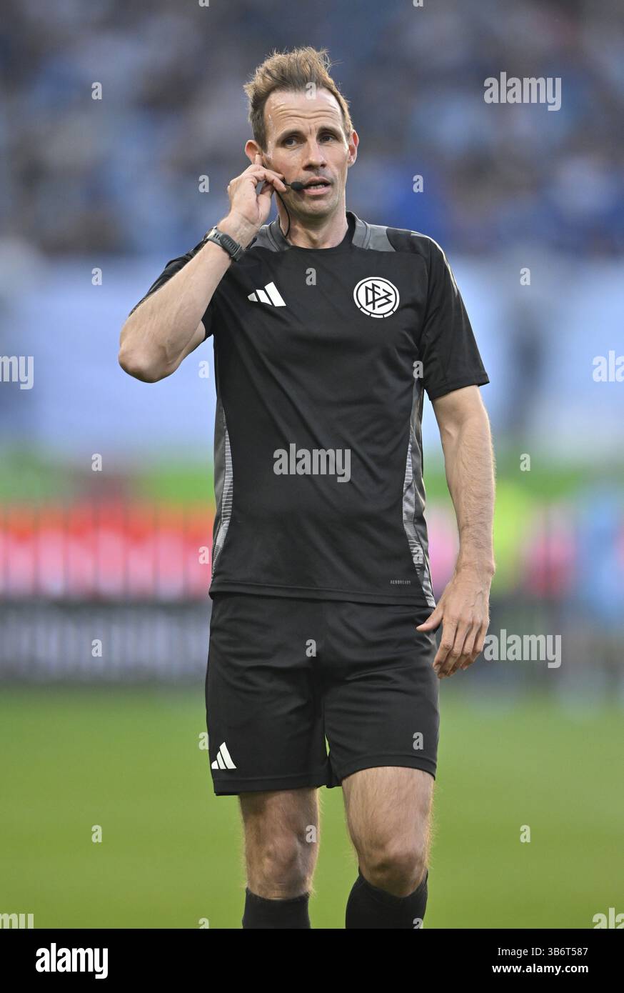 Arbitro Sascha Stegemann in contatto con VAR, assistente video, arbitro video a causa di prove video, cuffie, Voith-Arena, Heidenheim, Baden-Wuertte Foto Stock