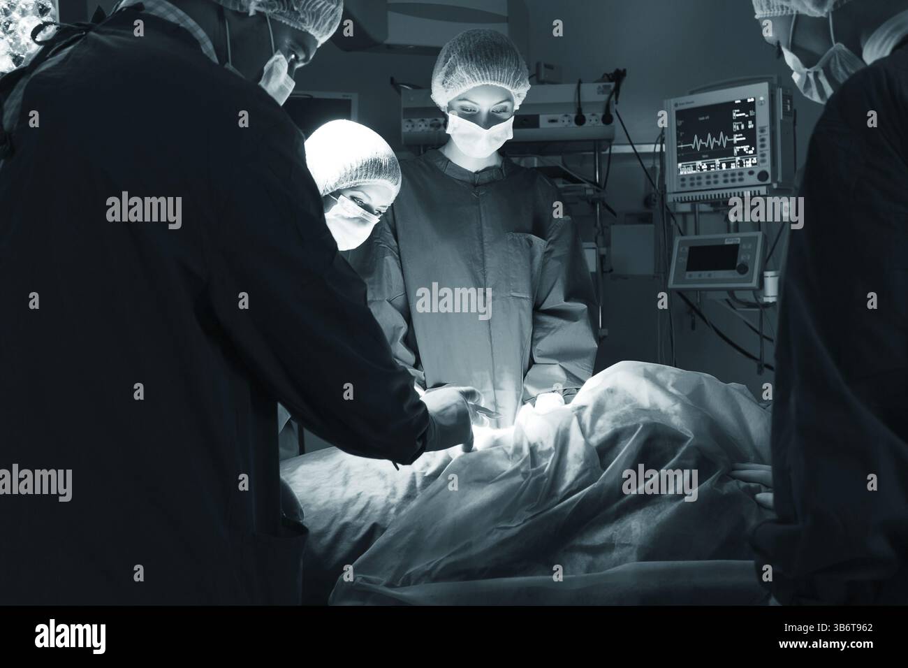Il team di chirurgia operanti in una sala chirurgica Foto Stock