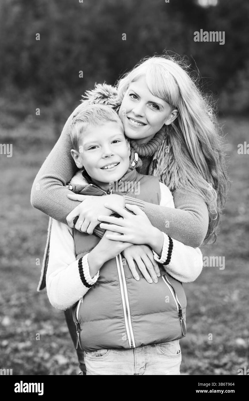 Madre felice che abbraccia il suo bambino. Concetto di idillio familiare Foto Stock