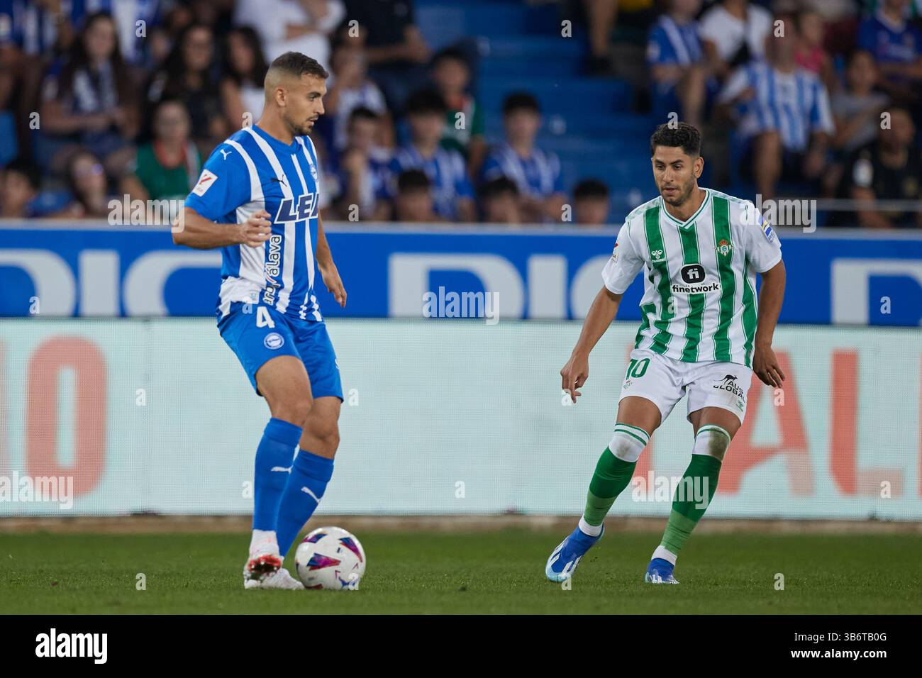8 ottobre 2023: Aleksandar Sedlar del Deportivo Alaves compete per il pallone con Ayoze Perez del Real Betis Balompie durante la partita LaLiga EA Sports tra Deportivo Alaves e Real Betis Balompie a Mendizorroza l'8 ottobre 2023, a Vitoria, Spagna. (Immagine di credito: © Ricardo Larreina/AFP7 via ZUMA Press Wire) Foto Stock
