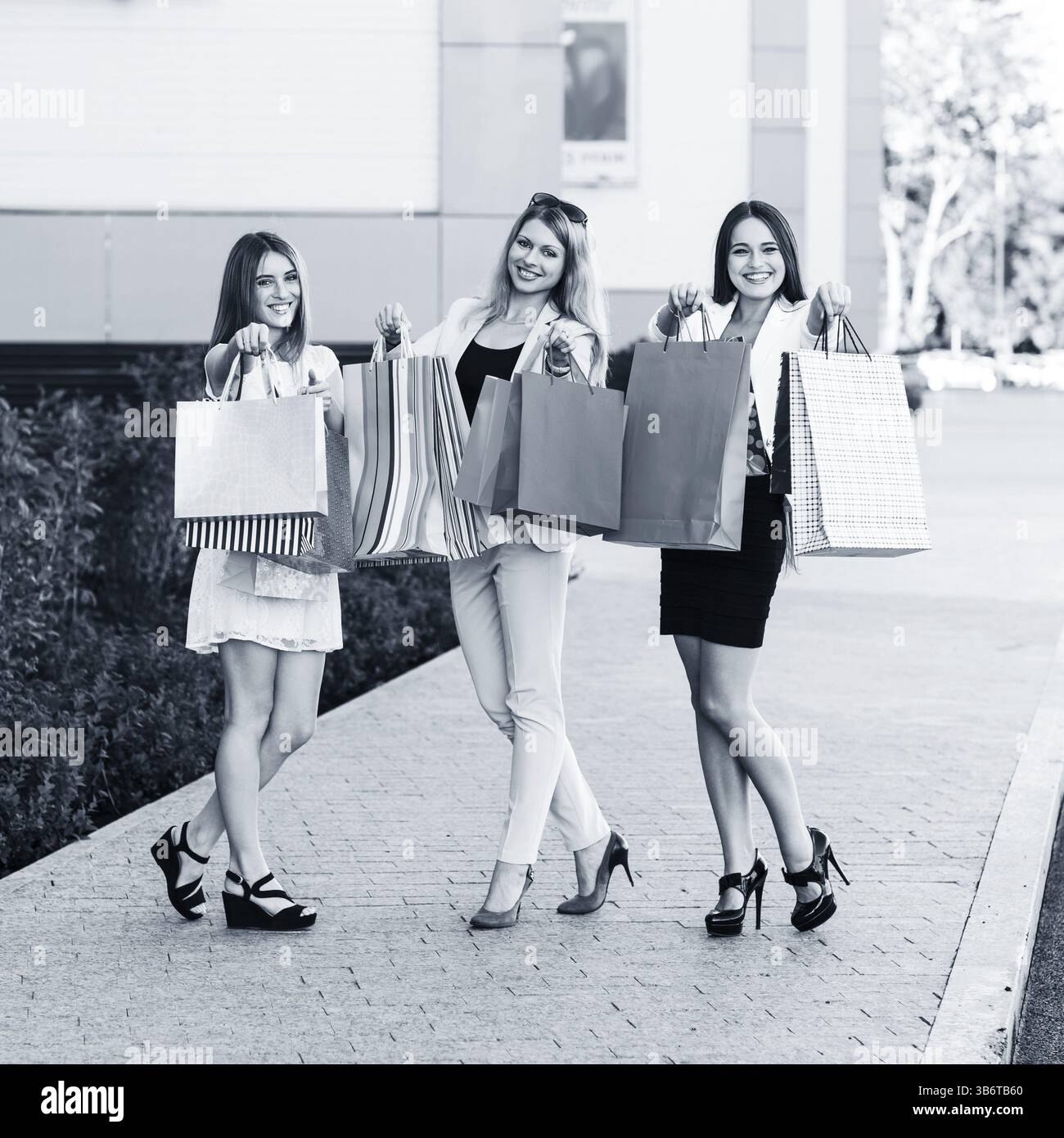 Shopping - belle ragazze con le borse della spesa in ctiy Foto Stock