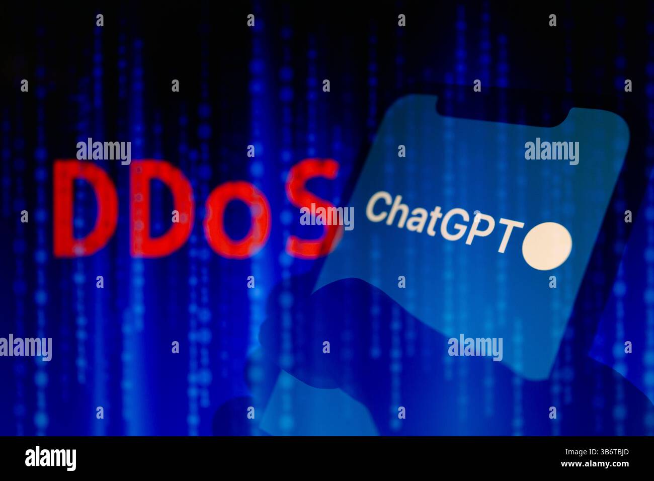 9 novembre 2023, Asuncion, Paraguay: L'app ChatGPT di OpenAI viene visualizzata su uno smartphone retrocessa dall'abbreviazione DDoS (Distributed Denial-of-Service) e dalle cifre del codice binario. "Abbiamo a che fare con interruzioni periodiche dovute a un andamento anomalo del traffico che riflette un attacco DDoS. Stiamo continuando a lavorare per mitigare questo problema", ha affermato OpenAI nel suo rapporto sugli incidenti. (Immagine di credito: © Andre M. Chang/ZUMA Press Wire) Foto Stock