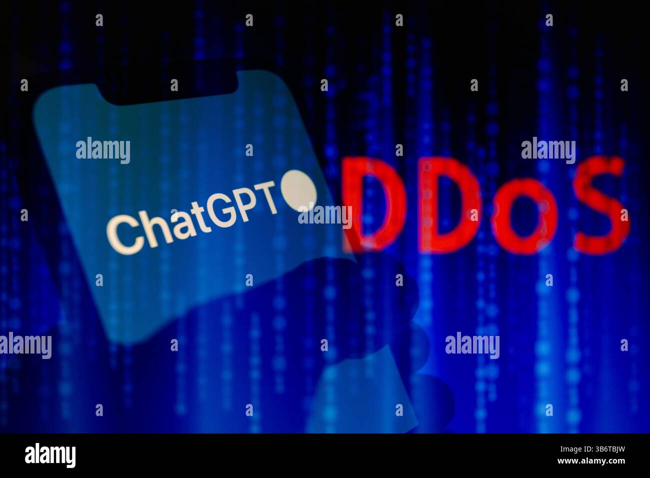 9 novembre 2023, Asuncion, Paraguay: L'app ChatGPT di OpenAI viene visualizzata su uno smartphone retrocessa dall'abbreviazione DDoS (Distributed Denial-of-Service) e dalle cifre del codice binario. "Abbiamo a che fare con interruzioni periodiche dovute a un andamento anomalo del traffico che riflette un attacco DDoS. Stiamo continuando a lavorare per mitigare questo problema", ha affermato OpenAI nel suo rapporto sugli incidenti. (Immagine di credito: © Andre M. Chang/ZUMA Press Wire) Foto Stock