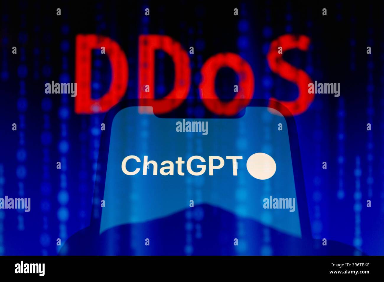 9 novembre 2023, Asuncion, Paraguay: L'app ChatGPT di OpenAI viene visualizzata su uno smartphone retrocessa dall'abbreviazione DDoS (Distributed Denial-of-Service) e dalle cifre del codice binario. "Abbiamo a che fare con interruzioni periodiche dovute a un andamento anomalo del traffico che riflette un attacco DDoS. Stiamo continuando a lavorare per mitigare questo problema", ha affermato OpenAI nel suo rapporto sugli incidenti. (Immagine di credito: © Andre M. Chang/ZUMA Press Wire) Foto Stock