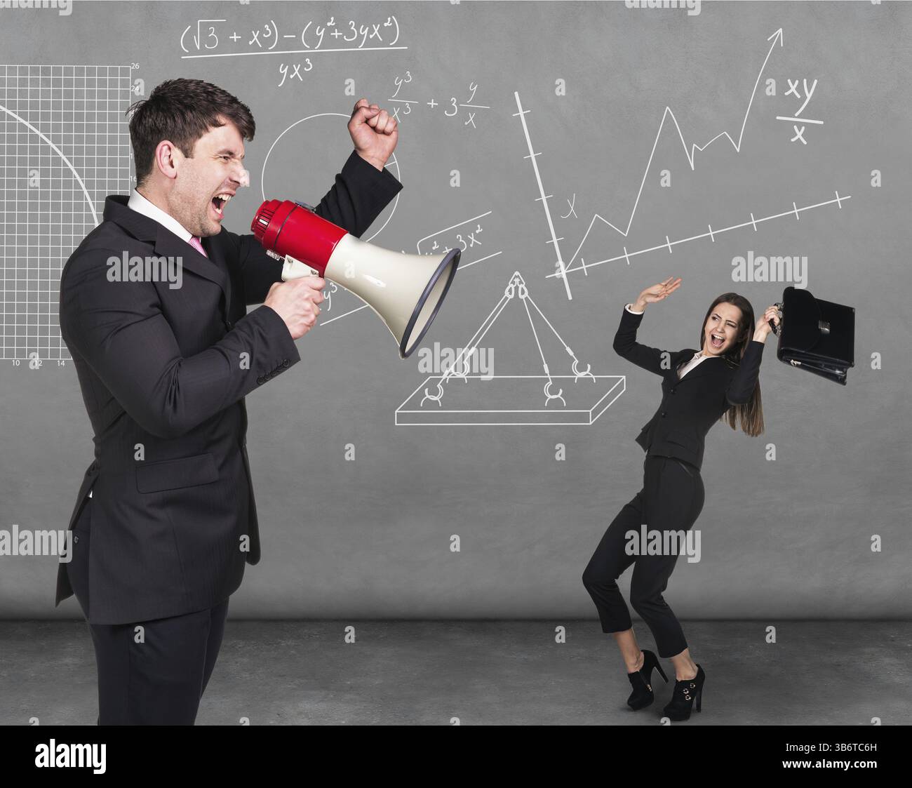 Uomo insoddisfatto che urla contro una piccola donna spaventata su sfondo scuro Foto Stock