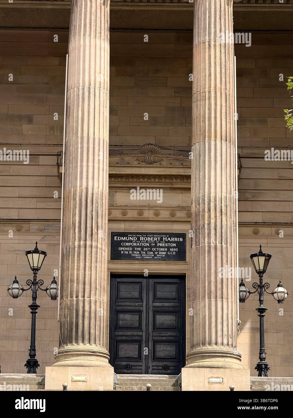 Facciata e ingresso alla biblioteca Harris, al museo e alla galleria d'arte nel centro di Preston Foto Stock