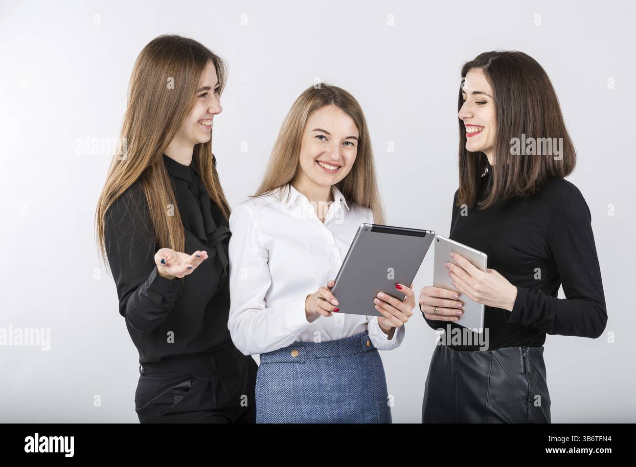 Tre donne d'affari sorridenti in fila isolate su sfondo bianco. Persone del gruppo aziendale. Buon team aziendale. Uomini d'affari isolati in Wh Foto Stock