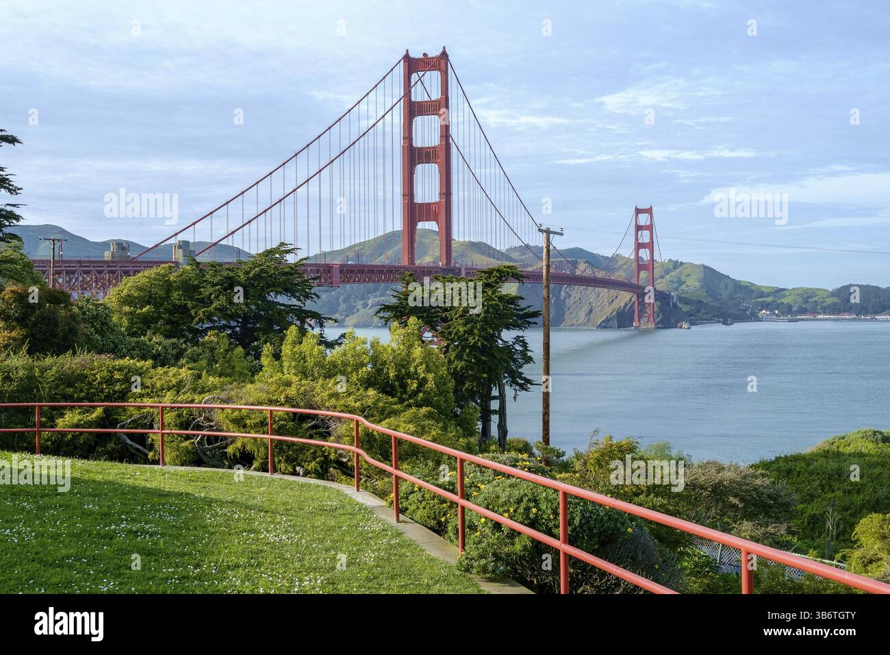 L'iconico Golden Gate Bridge attraversa la baia in un pomeriggio coperto, San Francisco, Stati Uniti d'America Foto Stock L'iconico Golden Gate Bridge attraversa la baia in un pomeriggio coperto, San Francisco, Stati Uniti d'America Foto Stock