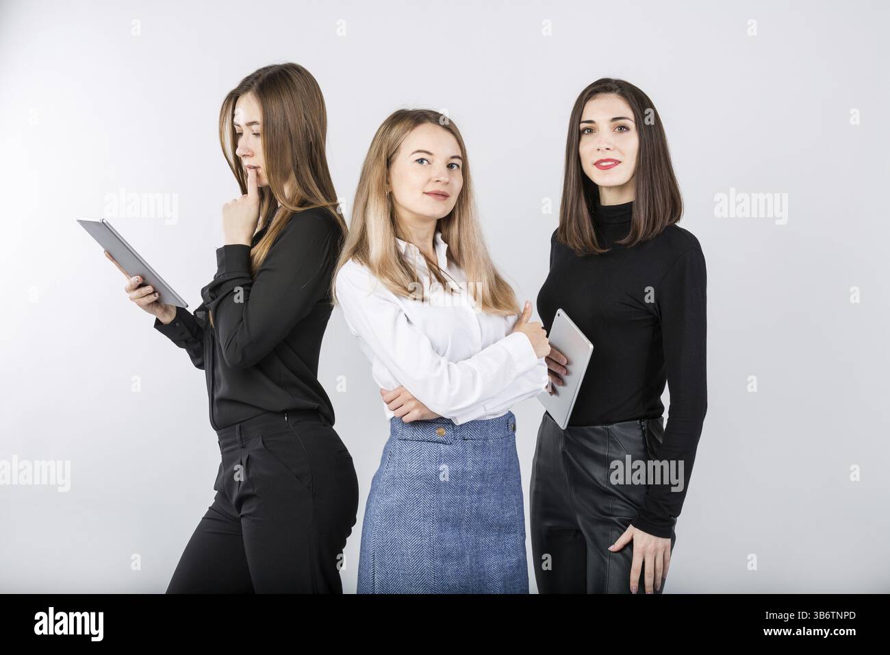Tre donne d'affari sorridenti in fila isolate su sfondo bianco. Persone del gruppo aziendale. Buon team aziendale. Uomini d'affari isolati in Wh Foto Stock