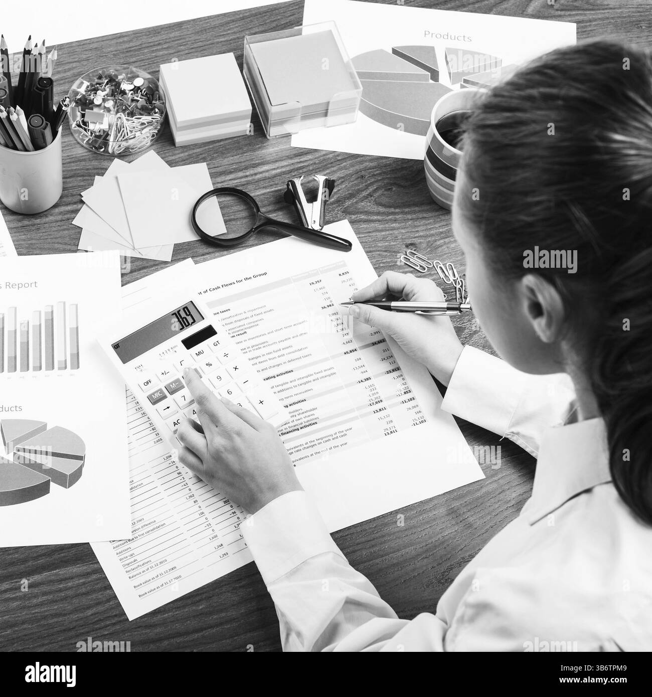 Primo piano di una mano femminile che calcola, sulla scrivania dell'ufficio Foto Stock