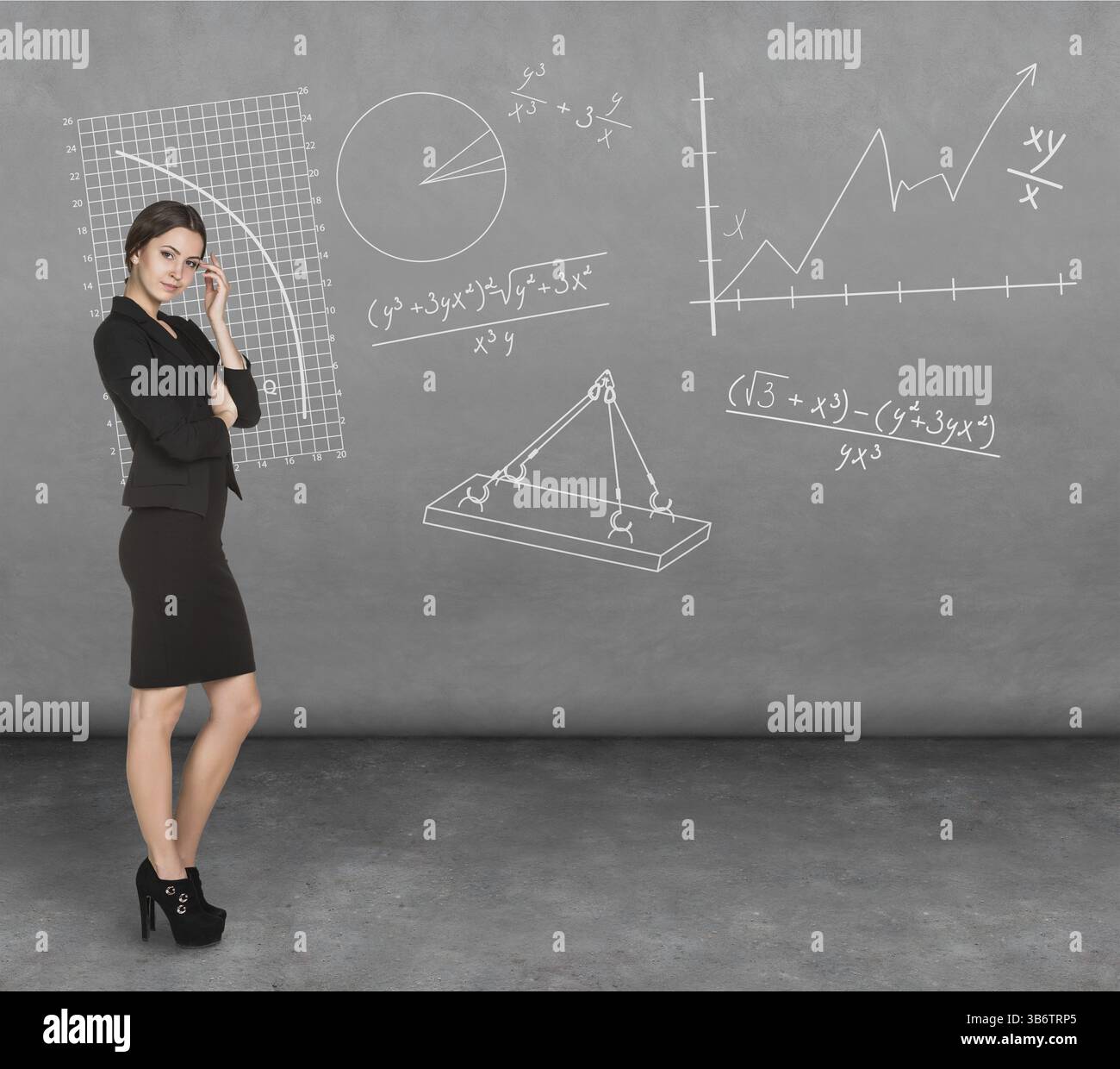 Donna d'affari sicura e premurosa che guarda la fotocamera Foto Stock