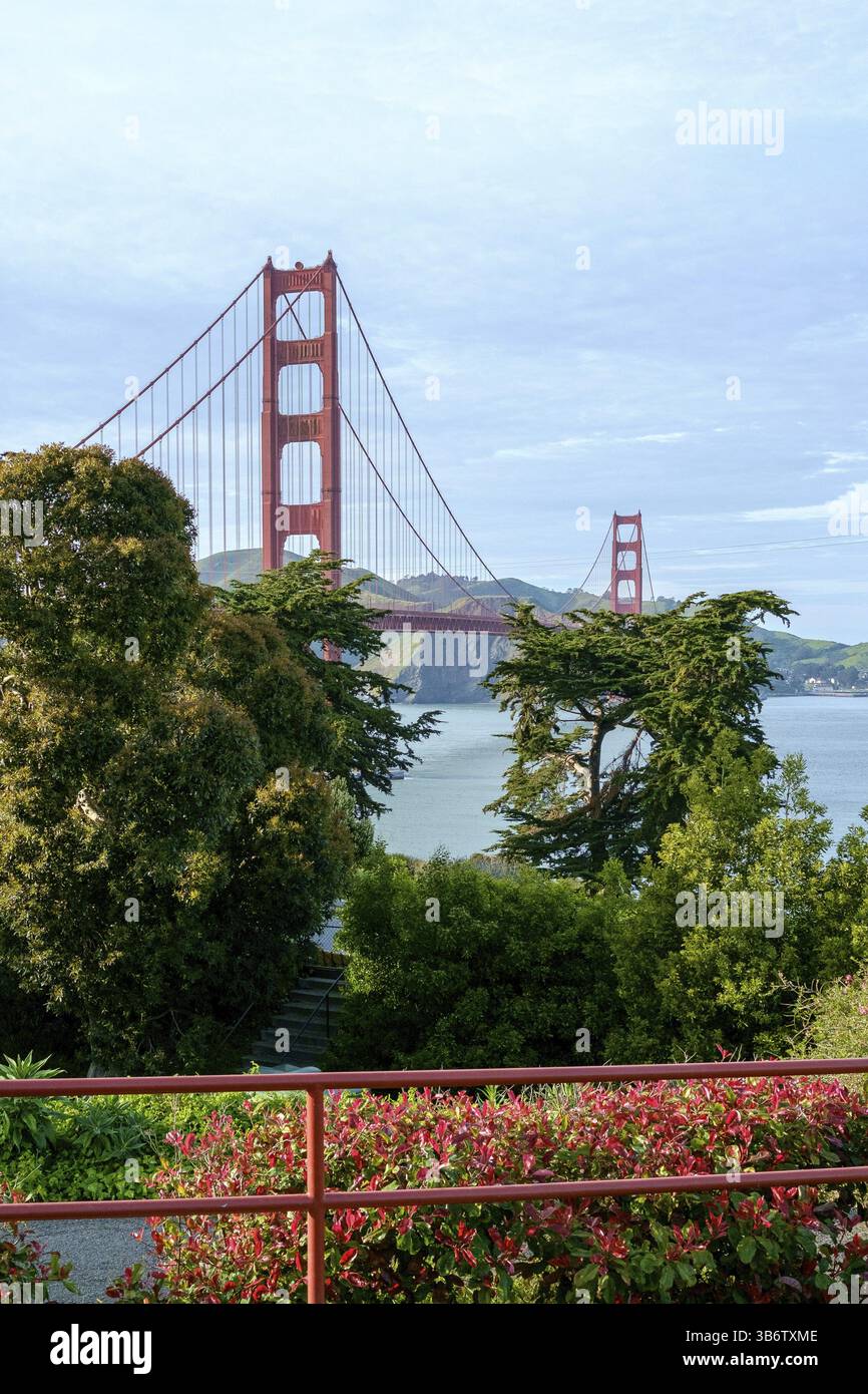 L'iconico Golden Gate Bridge attraversa la baia in un pomeriggio coperto, San Francisco, Stati Uniti d'America Foto Stock L'iconico Golden Gate Bridge attraversa la baia in un pomeriggio coperto, San Francisco, Stati Uniti d'America Foto Stock
