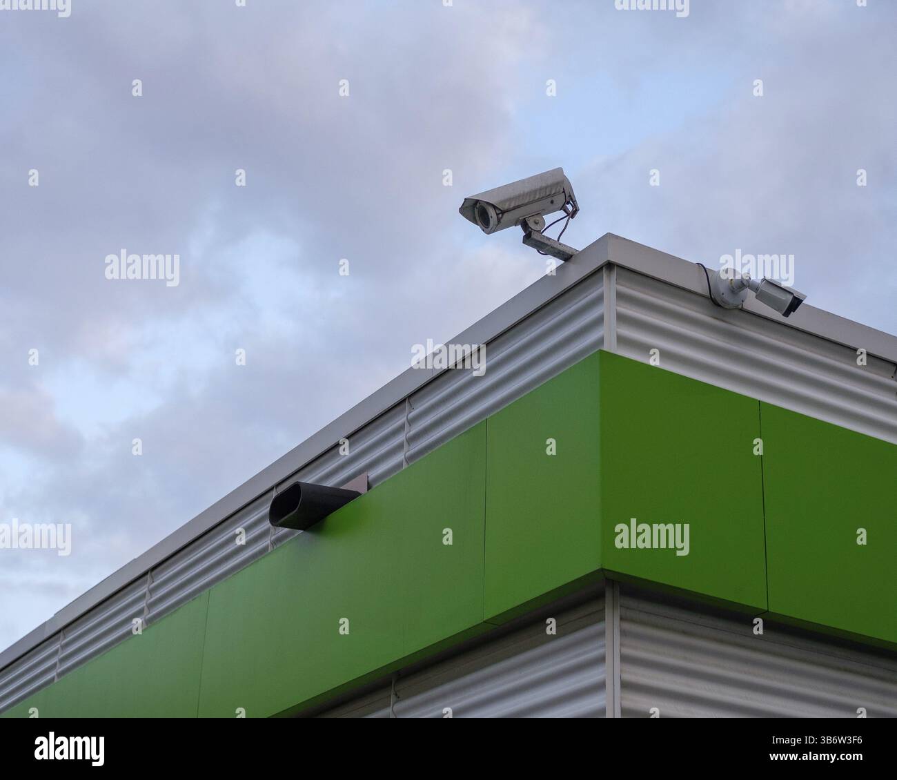 Telecamere di sorveglianza all'angolo del tetto di un edificio industriale, Berlino, Germania, Europa Foto Stock